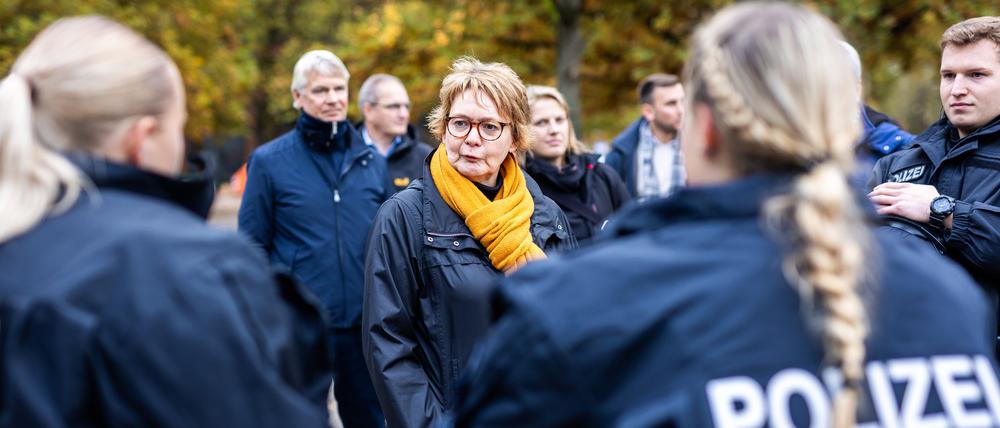 Daniela Behrens (SPD, M) traf sich am Rande des Spiels Hannover gegen Braunschweig mit Polizeikräften. 
