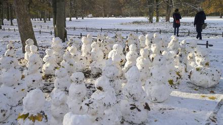 Kleine Schneemänner im Großen Tiergarten in Berlin.