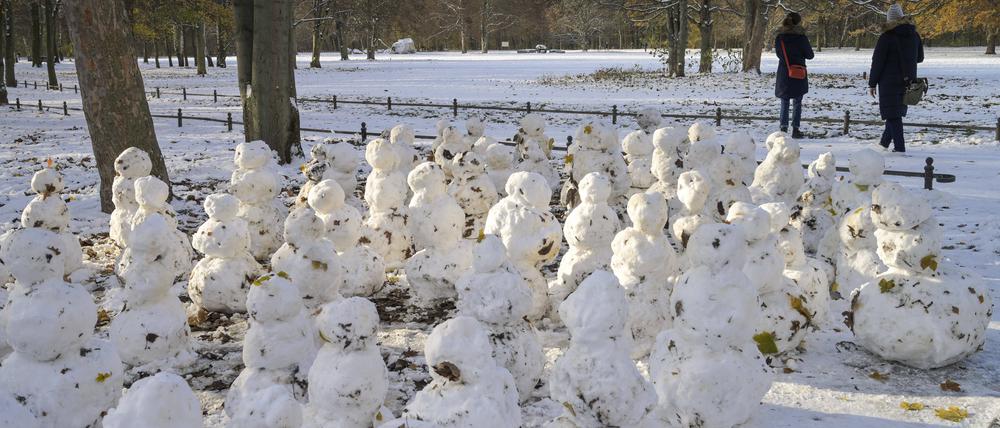 Kleine Schneemänner im Großen Tiergarten in Berlin.