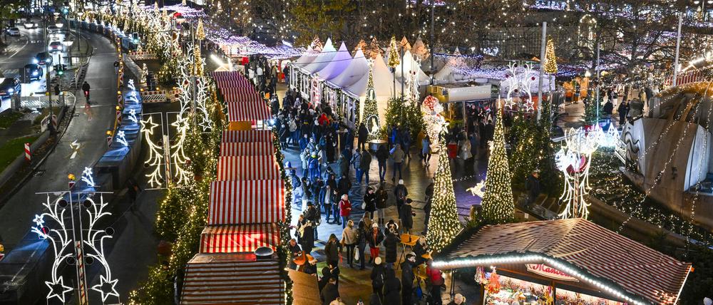 140.000 Euro Nutzungsgebühr: Der Weihnachtsmarkt auf dem Breitscheidplatz an der Kaiser-Wilhelm-Gedächtniskirche. 