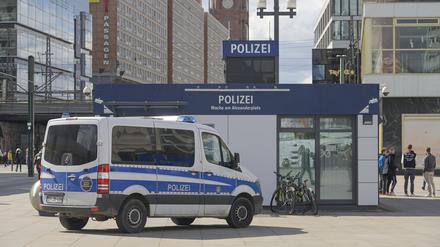 Die beschmierte Polizeiwache auf dem Alexanderplatz.