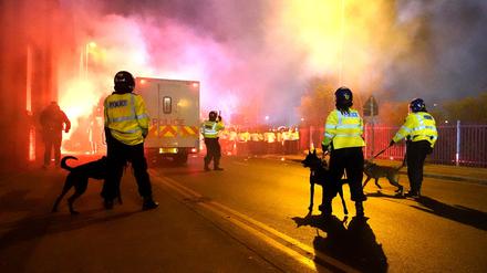 Die Polizei wurde vor dem Spiel im Villa Park mit Pyrotechnik und Wurfgeschossen angegriffen. 