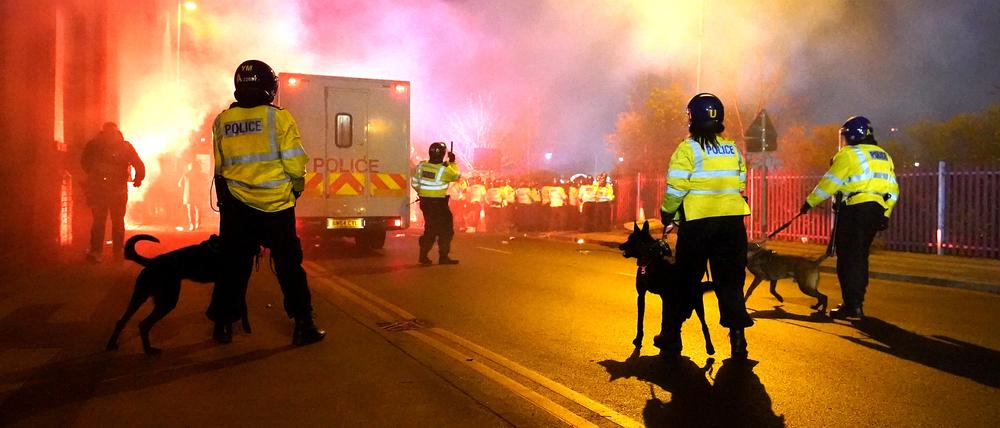 Die Polizei wurde vor dem Spiel im Villa Park mit Pyrotechnik und Wurfgeschossen angegriffen.
