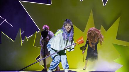 Anastasia Lara Heller als kleine Hexe in der Inszenierung am Hans Otto Theater.