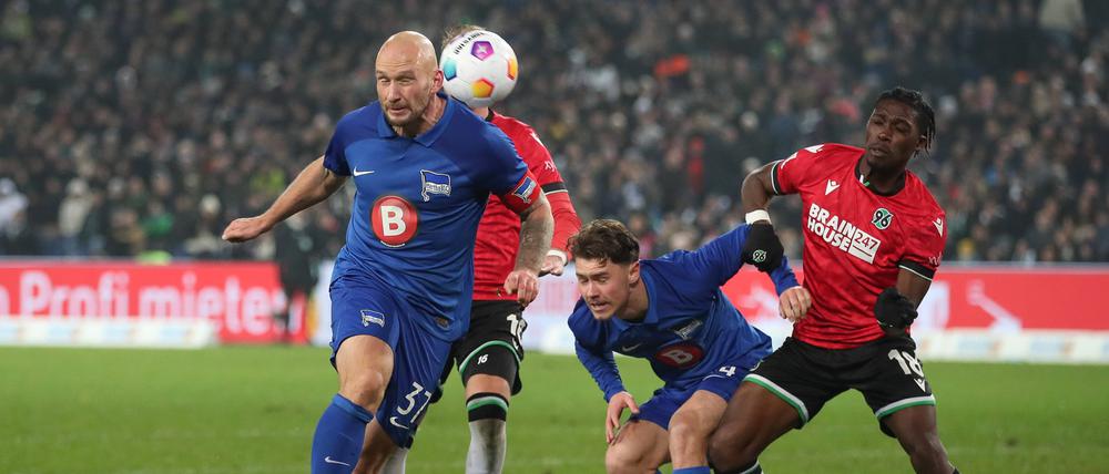 Augen zu und durch? Toni Leistner (l.) will trotz muskulärer Probleme gegen Elversberg zurück auf den Platz.