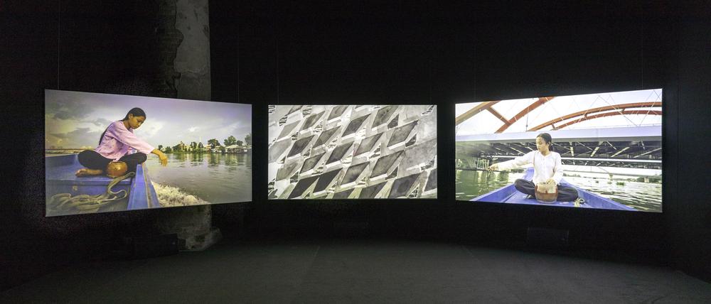 Thao Nguyen Phan, „First rain, Brise-soleil“, eine Drei-Kanal-Videoinstallation von 2021.