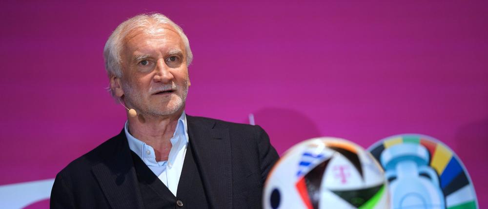 01.12.2023, Hamburg: Fußball: EM, Medien, Pressekonferenz Telekom/MagentaTV, im Ginn Hotel Hamburg Elbspeicher. Rudi Völler, DFB-Sportdirektor, spricht auf der Bühne. MagentaTV, ein Streaming-Angebot der Telekom, hat seine Pläne für die Uefa Euro 2024 sowie Moderatoren und Experten vorgestellt. MagentaTV überträgt alle 51 Spiele. Foto: Marcus Brandt/dpa +++ dpa-Bildfunk +++