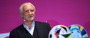 01.12.2023, Hamburg: Fußball: EM, Medien, Pressekonferenz Telekom/MagentaTV, im Ginn Hotel Hamburg Elbspeicher. Rudi Völler, DFB-Sportdirektor, spricht auf der Bühne. MagentaTV, ein Streaming-Angebot der Telekom, hat seine Pläne für die Uefa Euro 2024 sowie Moderatoren und Experten vorgestellt. MagentaTV überträgt alle 51 Spiele. Foto: Marcus Brandt/dpa +++ dpa-Bildfunk +++