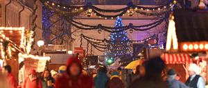 Potsdam, 27.11.2023 / Lokales / Weihnachtsmarkt „Blauer Lichterglanz“, Symbolfoto, Genrebild, Foto: Ottmar Winter PNN ACHTUNG: Foto ist ausschließlich für redaktionelle Berichterstattung der PNN und des TGSP! Eine kommerzielle Nutzung, z.B. Werbung, ist ausgeschlossen. Die Weitergabe an nicht autorisierte Dritte, insbesondere eine weitergehende Vermarktung über Bilddatenbanken, ist unzulässig.