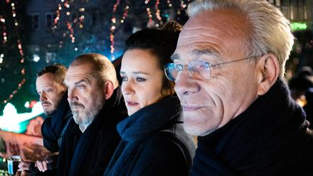 Es weihnachtet mit Max Ballauf (Klaus J. Behrendt, r.) und Freddy Schenk (Dietmar Bär, 2.v.l.).