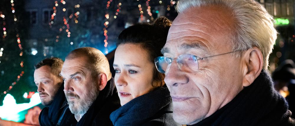 Es weihnachtet mit Max Ballauf (Klaus J. Behrendt, r.) und Freddy Schenk (Dietmar Bär, 2.v.l.).