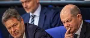 Bundeskanzler Olaf Scholz (r.), Wirtschaftsminister Robert Habeck (l.) und Finanzminister Christian Lindner
