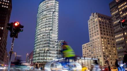 Ein Radfahrer fährt bei Nacht über den Potsdamer Platz.