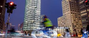 Ein Radfahrer am Potsdamer Platz. 