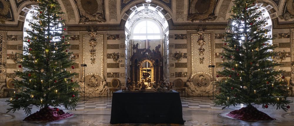 Die Weihnachtskrippe aus dem Besitz Kaiser Wilhelms II. wird im Grottensaal des Neuen Palais präsentiert. 