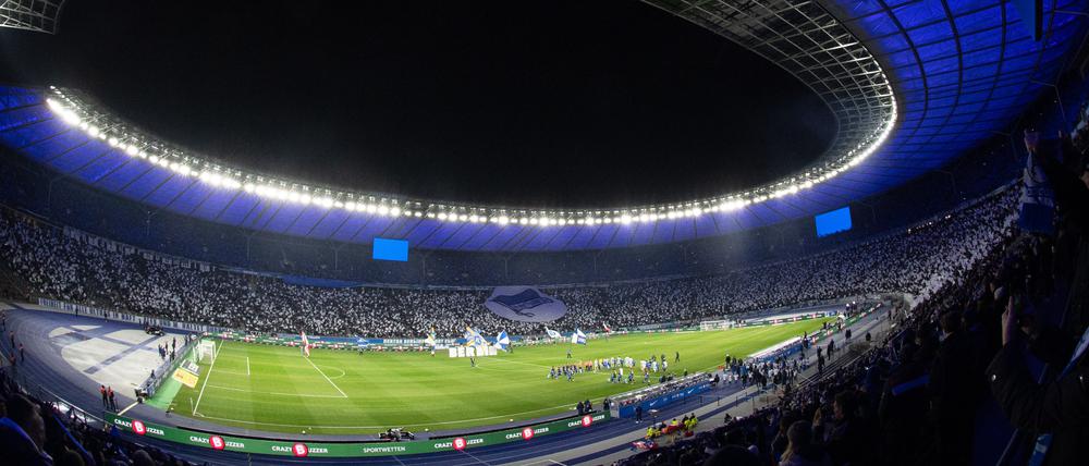 Groß gegen klein. Ins Olympiastadion passt die Gemeinde Spiesen-Elversberg fast sechsmal.