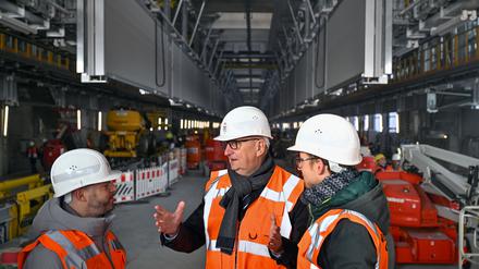 Dietmar Woidke (SPD), Ministerpräsident von Brandenburg, besucht das neue, im Bau befindliche ICE-Bahnwerk.