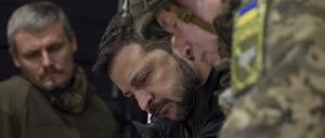 Dieses vom Presseamt des ukrainischen Präsidenten via ZUMA herausgegebene Bild zeigt Wolodymyr Selenskyj (2.v.l.), Präsident der Ukraine, wie er während eines Besuchs in einem Kommandoposten an der Front über die Kriegssituation informiert wird. 