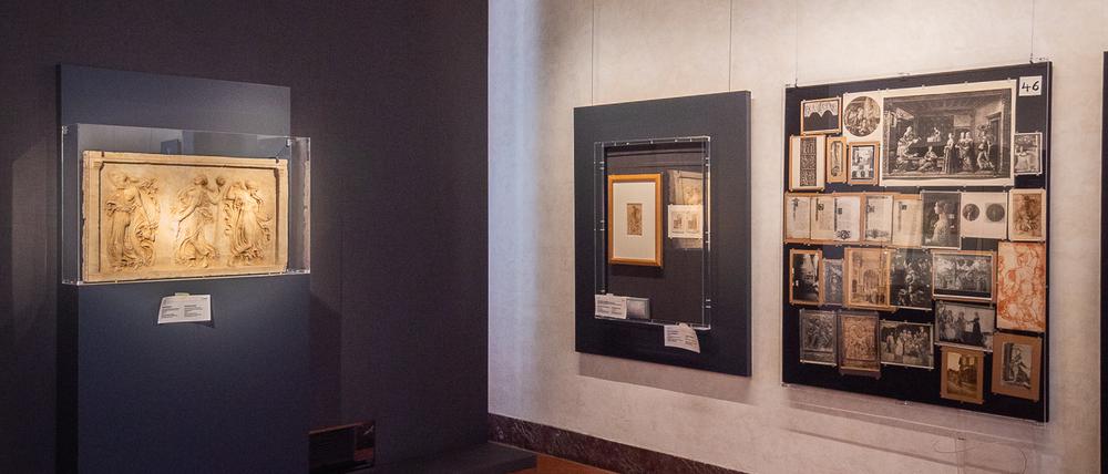 Gibt es Bildmotive, die alle Menschen intuitiv verstehen? Die Ausstellung „Zimmer mit Aussicht“ zeigt, wie der Kunsthistoriker Aby Warburg diese Frage zu beantworten versuchte.