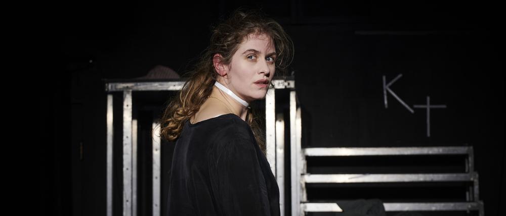 Schauspielerin Alina Wolff als „Ismene, Schwester von“ auf dem Potsdamer Theaterschiff in der Inszenierung von Anna Michelle Hercher.