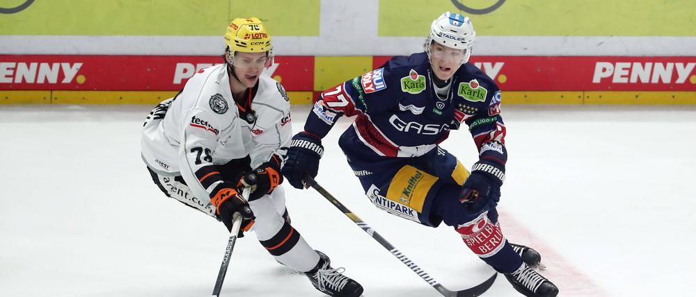 Eisbär Eric Hördler (r.) und Dominik Bokk kämpfen um die Scheibe.