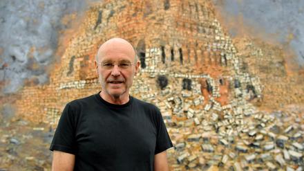 Der Künstler Anselm Kiefer blickt am 05.10.2011 im Museum Frieder Burda in Baden-Baden während einer Pressevorbesichtigung seiner Ausstellung in die Kamera des Fotografen. 