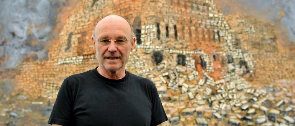 Der Künstler Anselm Kiefer blickt am 05.10.2011 im Museum Frieder Burda in Baden-Baden während einer Pressevorbesichtigung seiner Ausstellung in die Kamera des Fotografen. 