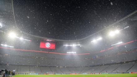 Schnee fällt über der Allianz Arena.