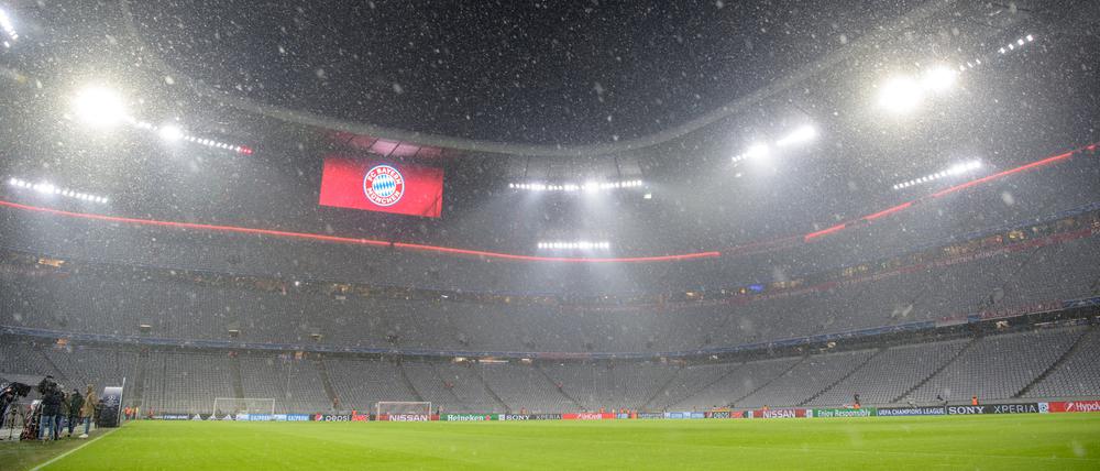 Schnee fällt über der Allianz Arena.