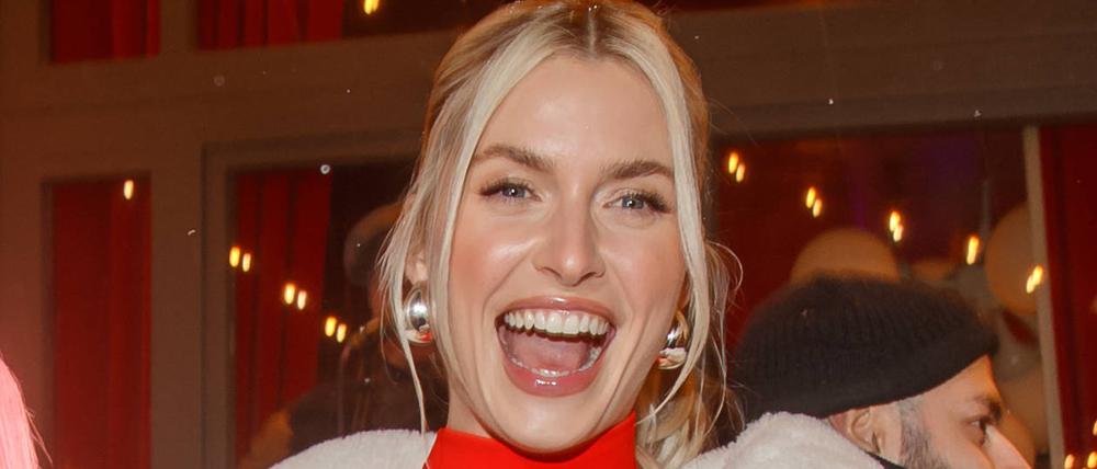 Lena Gercke bei der LeGer’s Holly Jolly Christmas Party im Coccodrillo im Volkspark am Weinberg in Berlin. 