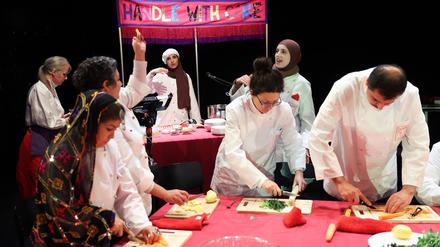 Gob Squad & Nachbar*innen vom Mehringplatz | Handle with Care – Eine praktische Anleitung.