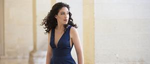 Die Pianistin Beatrice Rana wurde 1993 in Apulien geboren. Gerade ist sie mit dem Chamber Orchestra of Europe auf Tournee. Im Mai 2024 gibt Rana ihr Debüt bei den Berliner Philharmonikern mit dem Klavierkonzert von Clara Schumann.