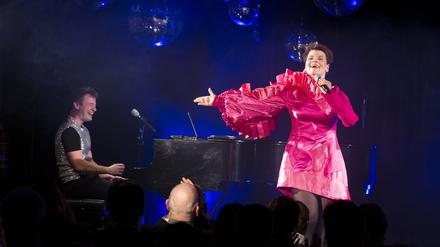 Marian Lux und Gayle Tufts in der Bar jeder Vernunft.