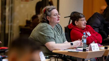 02.12.2023, Berlin: Mitglieder des Berliner Behindertenparlaments sitzen im Abgeordnetenhaus Berlin. Das Behindertenparlament erarbeitet in seinen Fokusgruppen konkrete Anträge, die nach Abstimmung der zuständigen Senatsverwaltung vorgelegt werden. Foto: Fabian Sommer/dpa +++ dpa-Bildfunk +++