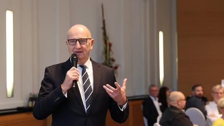 Brandenburgs Ministerpräsident Dietmar Woidke (SPD) begrüßt ehrenamtlich engagierte Menschen in der Staatskanzlei in Potsdam zu einem Empfang.