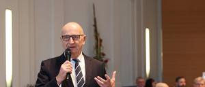 Brandenburgs Ministerpräsident Dietmar Woidke (SPD) begrüßt ehrenamtlich engagierte Menschen in der Staatskanzlei in Potsdam zu einem Empfang.