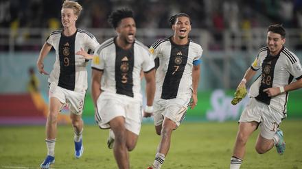 Fertig machen zum Feiern. Nach dem entscheidenden Elfmeter von Kabar (vorne) war bei den Deutschen kein Halten mehr.