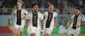 Fertig machen zum Feiern. Nach dem entscheidenden Elfmeter von Kabar (vorne) war bei den Deutschen kein Halten mehr.