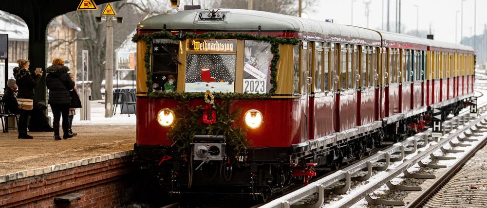 Der Weihnachtszug des Vereins Historische S-Bahn fährt in die S-Bahnstation Grünau. Der Weihnachtszug fährt nach einigen Jahren der Pause wieder durch Berlin.