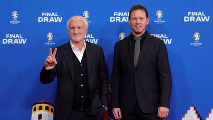 Sportdirektor Rudi Völler (l.) und Deutschlands Bundestrainer Julian Nagelsmann bei der Auslosung in Hamburg.