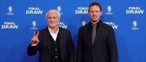 Sportdirektor Rudi Völler (l.) und Deutschlands Bundestrainer Julian Nagelsmann bei der Auslosung in Hamburg.