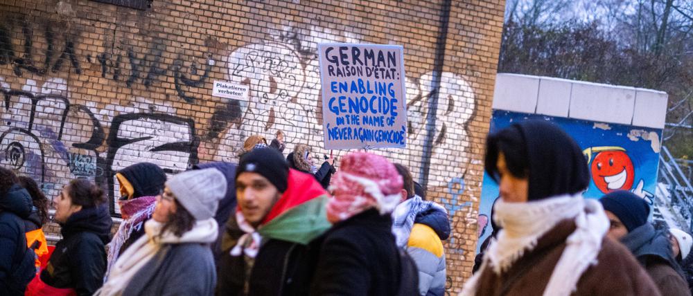 Ein pro-palästinensische Demonstration unter dem Motto „Stoppt den Genozid in Gaza“ zieht durch die Berliner Stadtteile Wedding und Prenzlauer Berg.