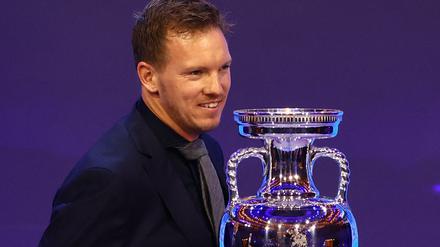 Julian Nagelsmann und das Objekt der Begierde. An einer erfolgreichen Vorrunde sollte es eigentlich nicht scheitern.