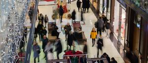 ARCHIV - 18.12.2022, Berlin: Menschen gehen am verkaufsoffenen Sonntag durch ein Einkaufszentrum am Potsdamer Platz. (zu dpa «Verkaufsoffener Sonntag: Handelsverband hofft, dass der Knoten platzt») Foto: Christoph Soeder/dpa +++ dpa-Bildfunk +++