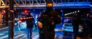 Ein mutmaßlicher Islamist hat unweit des Eiffelturms am Samstagabend einen deutschen Touristen mit einem Messer getötet. 