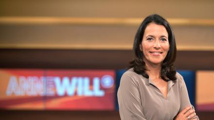 Die Moderatorin Anne Will steht anlässlich ihrer Talkshow in einem TV-Studio.