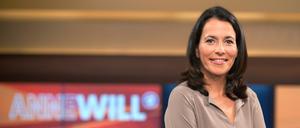 Die Moderatorin Anne Will steht anlässlich ihrer Talkshow in einem TV-Studio.