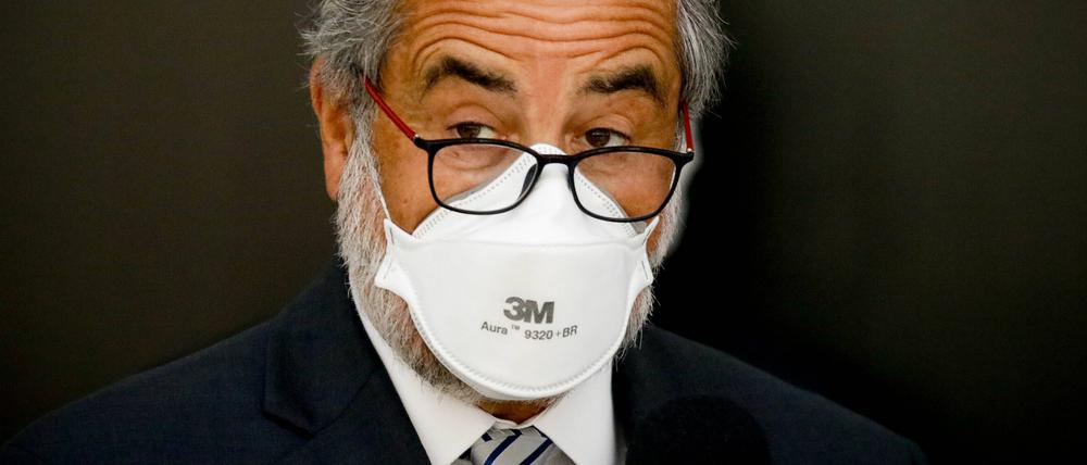 Die FFP2-Maske, die die Stiftung Warentest, hat eine andere Form, als viele andere Masken. Hier trägt sie der Präsident von 3M für Lateinamerika, Marcelo Oromedia. 