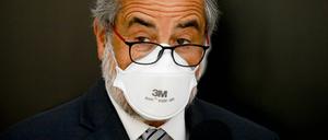 Die FFP2-Maske, die die Stiftung Warentest, hat eine andere Form, als viele andere Masken. Hier trägt sie der Präsident von 3M für Lateinamerika, Marcelo Oromedia. 
