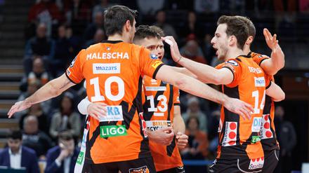 Die Volleys feiern einen Punktgewinn gegen den ASV Dachau.